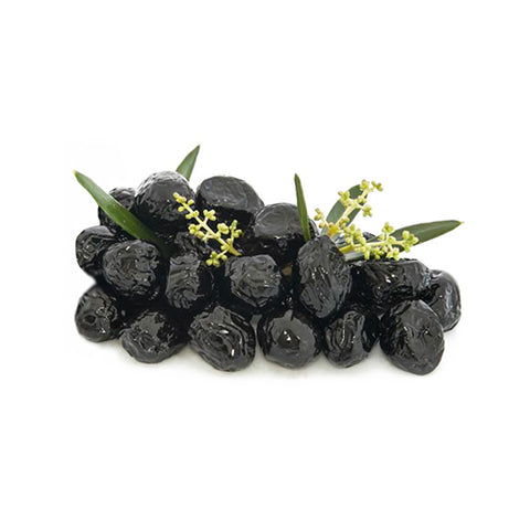 Ein Haufen von Nadias Olive Nere al Forno – schwarze Oliven gebacken 190 g mit glänzender Oberfläche ist mit kleinen grünen Olivenblättern und winzigen gelbgrünen Blüten garniert und ähnelt einem köstlichen Antipasti-Aufstrich. Die Oliven und Garnierungen sind vor einem schlichten weißen Hintergrund angeordnet.