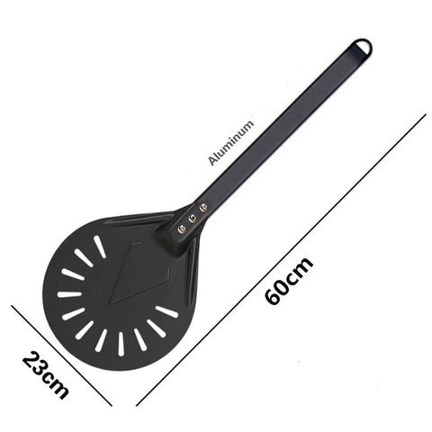Eine schwarze, runde Pizzaschaufel mit Schlitzen und langem Griff mit der Aufschrift „Aluminium“. Dieser Pizzawender (Drehen) von Pizzalovers hat einen runden Kopf mit 23 cm Durchmesser und eine Länge von 60 cm für die gesamte Schaufel.