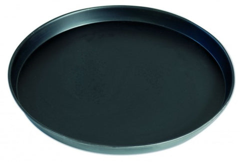 Une plaque à pizza ronde noire à revêtement antiadhésif appelée Plaque à pizza /Tôle bleue (ronde) de Gi.Metal, fabriquée en tôle bleue ronde avec un bord légèrement surélevé et une surface lisse. La plaque est conçue pour cuire et servir des pizzas dans des fours domestiques.