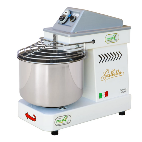 Un pétrin industriel blanc Famag Grilletta IM 5 à spirale 10V avec un bol mélangeur en acier inoxydable et une grille de protection. Le pétrin dispose d'un panneau de commande avec des interrupteurs et un logo "Famag Grilletta". Le corps du batteur a un texte décoratif, un autocollant avec le drapeau italien et dispose de 10 vitesses.