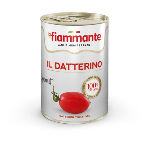 Eine Dose La Fiammante-Datterino-Tomaten mit silbernem Deckel. Das Etikett zeigt eine rote Datterini-Tomate und enthält Texte wie „Sani e Mediterranei“ und „100 % Italiano“. Perfekt für kalorienarme Gerichte, das saubere, schlichte Design hebt sich vom weißen Hintergrund ab.