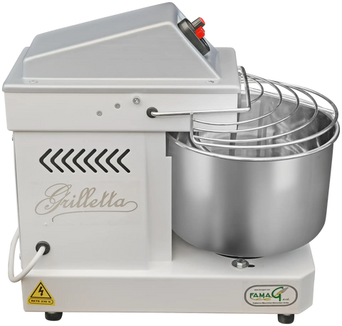 Ein weißer Famag Grilletta IM 5 Spiralkneter 10V HH mit Edelstahlschüssel und Schutzgitter, konzipiert für den professionellen Einsatz. Die Maschine hat ein oben angebrachtes Bedienfeld mit Tasten und einem Logo mit der Aufschrift „Grilletta“ an der Seite. Auf der Unterseite befindet sich ein gelber Warnaufkleber und auf der Vorderseite das Fama-Logo.