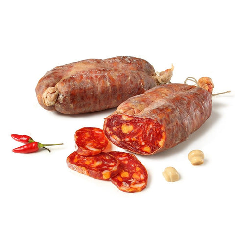 Due pezzi di Salame Soppressata Madeo BIO (piccante) sono presentati su uno sfondo bianco. Un salame è intero, mentre l'altro è aperto a fette per rivelare l'interno ricco e marmorizzato. Le salsicce sono accompagnate da alcuni piccoli peperoncini rossi e da due spicchi d'aglio.