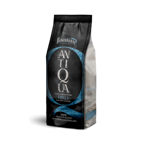 Ein Standbeutel mit Bongiovanni - Antiqua Tipo 1 Media, auch bekannt als steingemahlenes Weizenmehl. Die Verpackung ist überwiegend schwarz mit blauen und weißen Akzenten und trägt den Markennamen Mulino Bongiovanni und eine Produktbeschreibung auf Italienisch. Die Oberseite hat einen praktischen wiederverschließbaren Streifen.