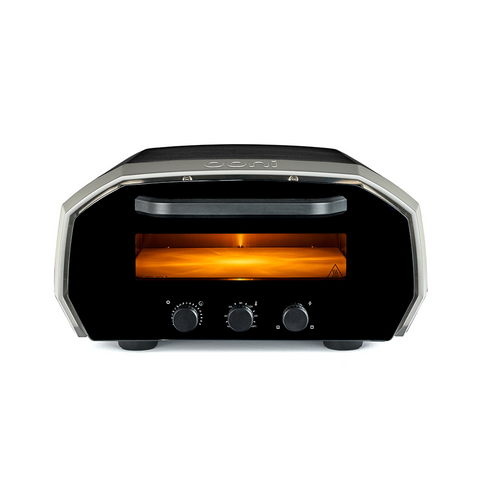 Ein eleganter, schwarzer Ooni Volt 12 Elektro-Pizzaofen mit rechteckiger Form mit silbernen Kanten und drei Bedienknöpfen auf der Vorderseite. Die offene Vorderseite des Ofens gibt den Blick auf ein orange beleuchtetes Inneres frei, das für die Zubereitung perfekter neapolitanischer Pizzas konzipiert ist. Der Name „ooni“ ist oben gut sichtbar angebracht und der Ofen wird an eine Standardsteckdose mit 230 V angeschlossen.