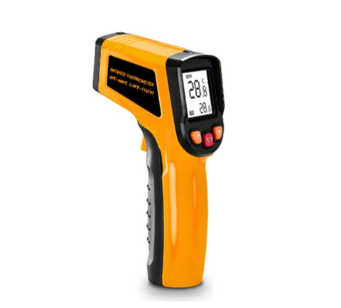 Ein „Digitales Infrarot-Thermometer -50 bis 600G“ von Pizzalovers mit einem schwarz-gelben Gehäuse verfügt über ein digitales Farb-LCD-Display, das eine Temperatur von 28,8 anzeigt. Das Gerät verfügt über Tasten unter dem Bildschirm für eine einfache Bedienung und genaue Temperaturmessung, mit der Aufschrift „Digitales Infrarot-Thermometer -50 bis 600G“ auf der Seite.