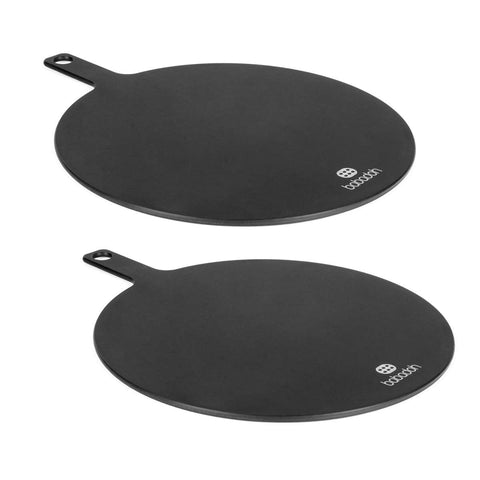 Zwei schwarze, runde Babadoh Pizza-Servierbretter aus Eisen mit Griffen und einem kleinen Loch zum Aufhängen. Jede Pfanne trägt am Rand das Markenlogo „Babadoh“, perfekt für Ihre Pizzakreationen. Die Pfannen sind im Design identisch und auf weißem Hintergrund platziert.