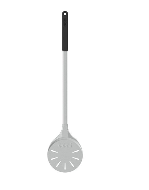 Image d'un ustensile de cuisine à long manche, composé d'une pelle ronde en métal perforé avec une surface en aluminium et un manche noir. La pelle en métal est percée de plusieurs trous en forme de fentes pour l'égouttage. La poignée est munie d'une boucle pour la suspendre et le nom de la marque "Ooni" est visible en haut. Il s'agit de la pelle à pizza Ooni Turning de Ooni.
