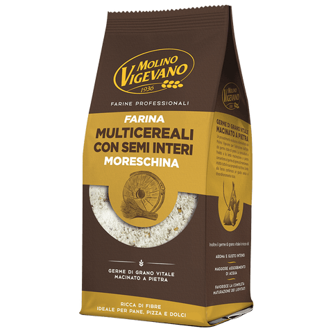 Eine braun-goldene Packung Mehl Molino Vigevano Moreschina 500 GR von Molino Vigevano. Auf dem Etikett ist ein Bild von Vollkornmehl zu sehen, das darauf hinweist, dass es aus hochwertigstem Getreide steingemahlen und ballaststoffreich ist, perfekt für die Herstellung von Brot, Pizza und Desserts.