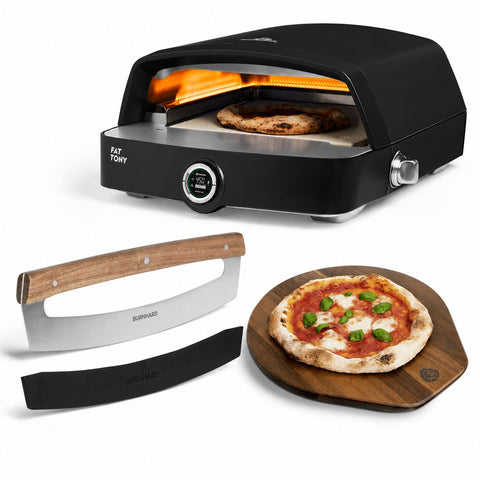 In einem schwarzen Tisch-Pizzaofen mit der Aufschrift „Fat Tony“, dessen digitale Temperaturanzeige 450 °C anzeigt, backt gerade eine Pizza in der offenen Backkammer, in der ein orangefarbenes Heizelement zu sehen ist.