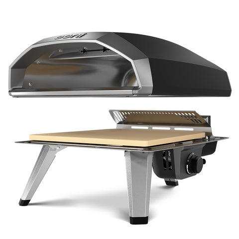 Der Ooni Koda 2 Gas-Pizzaofen von Ooni verfügt über G2-Gas-Technologie, ein elegantes schwarz-silbernes Design mit offenem Deckel, der die Steinbackfläche zeigt, und stabile Beine – perfekt für die Zubereitung authentischer neapolitanischer Pizzen im Freien.