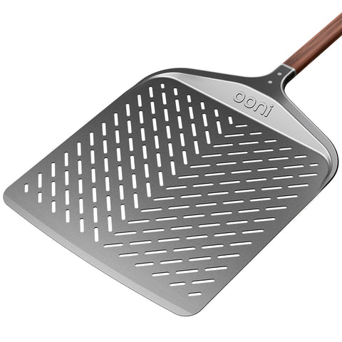 Das Ooni Pizzaschieber Signature Perforiert 14" hat eine gelochte, rechteckige Metallklinge und einen Holzgriff. In der Nähe des Griffs ist der Schriftzug "Ooni" eingraviert, wodurch es ideal für müheloses Übertragen von Pizzen ist.