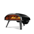 Der Ooni Koda 16 - Gas Pizzaofen von Ooni hat ein schwarz-silbernes Design, eine offene Front, sichtbare Flammen und klappbare Metallbeine - ideal für die Zubereitung von Steinofen-Pizza - auf einem schlichten weißen Hintergrund.