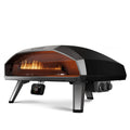 Der Ooni Koda 2 Max - 61 cm grosser Gas-Pizzaofen von Ooni ist ein eleganter schwarzer Ofen mit Metalldetails, sichtbaren Flammen, digitaler Temperaturanzeige bei 500°F, Dual-Zone-Cooking und stabilen Beinen für Stabilität.