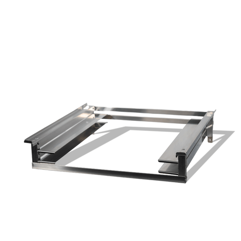 Ein rechteckiger Metallrahmen aus rostfreiem Stahl mit flachen, horizontalen Stäben auf jeder Seite, fotografiert auf Weiß - ein ideales Effeuno Ofen Stapel-Kit von Effeuno und perfektes Pizzaofen-Zubehör zum organisierten Stapeln.