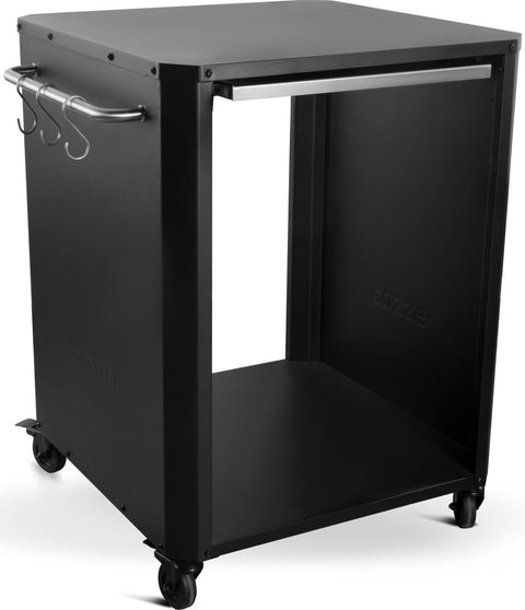 Der Cozze Outdoor-Tisch mit Ausziehtisch von Cozze ist ein schwarzer Metallwagen mit vier Rädern, Lenkstange, offenem Mittelteil, seitlichen Haken und flachen Ablagen - ideal für die Aufbewahrung von Pizzaofen-Zubehör oder den einfachen Einsatz und Transport im Freien.