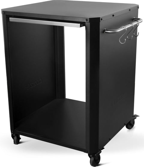 Der Cozze Outdoor-Tisch mit Ausziehtisch von Cozze verfügt über einen schwarzen Metallrahmen, eine offene Front, eine Handtuchstange, drei Haken, vier Räder für Mobilität und eine flache Platte - perfekt als Outdoor-Tisch oder zum Organisieren von Pizzaofen-Zubehör.
