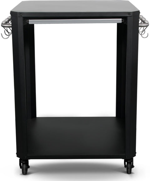 Der Cozze Outdoor-Tisch mit Ausziehtisch von Cozze ist ein schwarzer Rollwagen mit vier Rädern, einer offenen Vorderseite, einer flachen Platte, einer unteren Ablage und Metallhaken an den Seiten zum Aufhängen von Pizzaofen-Zubehör oder Utensilien.