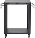 Der Cozze Outdoor-Tisch mit Ausziehtisch ist ein schwarzer Metallwagen mit offener Front, flacher Oberseite, unterer Ablage und seitlichen Griffen - ideal für den Einsatz im Freien oder zur Aufbewahrung von Pizzaofen-Zubehör. Vier Räder sorgen für leichte Mobilität.