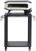 Der Cozze Outdoor-Tisch mit Ausziehtisch, ein vielseitiger schwarzer Metallwagen mit Rädern, seitlichen Griffen und unterer Ablagefläche, ist ideal für die Aufstellung im Freien oder zum Organisieren Ihres Pizzaofen-Zubehörs.