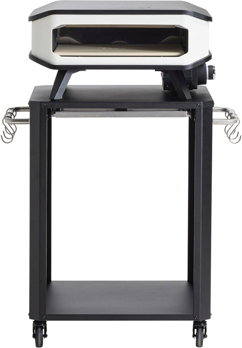 Der Cozze Outdoor-Tisch mit Ausziehtisch, ein vielseitiger schwarzer Metallwagen mit Rädern, seitlichen Griffen und unterer Ablagefläche, ist ideal für die Aufstellung im Freien oder zum Organisieren Ihres Pizzaofen-Zubehörs.
