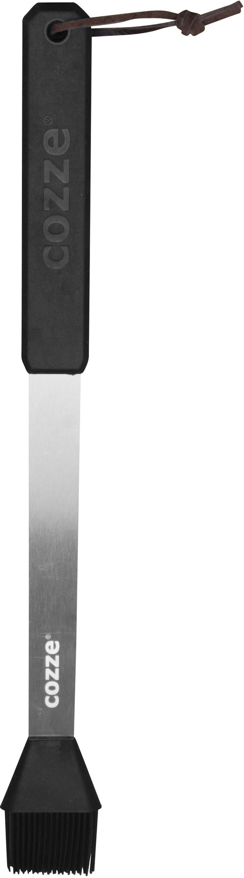 Der Cozze Grillpinsel 4x42cm verfügt über einen Borstenkopf aus Silikon, einen langen Edelstahlstiel mit "cozze"-Logo, PP-Griff und eine praktische Schlaufe zum Aufhängen - ideal zum Verteilen von Marinaden.