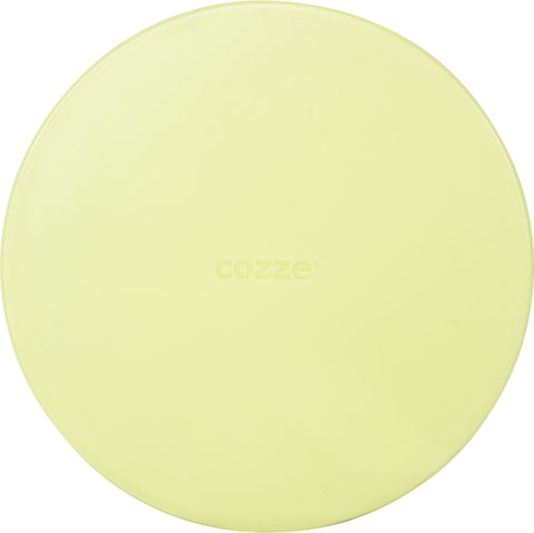 Das Cozze Pizzabrett aus Kunststoff 350x10mm in Hellgrün ist ein rundes, flaches Brett mit "Cozze"-Prägung in der Mitte, das an einen Pizzastein erinnert. Es ist spülmaschinenfest und lässt sich leicht reinigen.