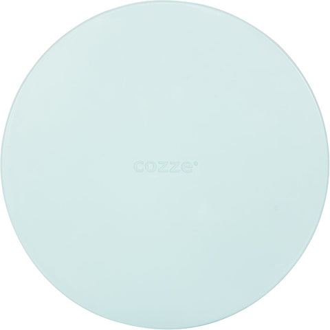 Das Cozze Pizzabrett aus Kunststoff 350x10mm in hellblau ist spülmaschinenfest und perfekt als vielseitiger Teller oder Pizzabrett, mit geprägtem "cozze" Logo, erhältlich bei pizzalovers.ch.