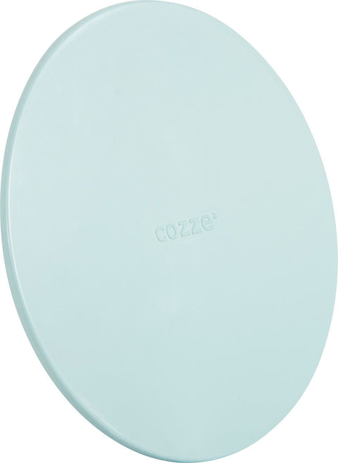 Das Cozze Pizzabrett aus Kunststoff 350x10mm in hellblau hat eine glatte, runde Oberfläche mit dem eingeprägten "cozze" in der Mitte. Dieses Pizzabrett ist ideal für pizzalovers.ch-Fans und lässt sich leicht in der Spülmaschine reinigen.