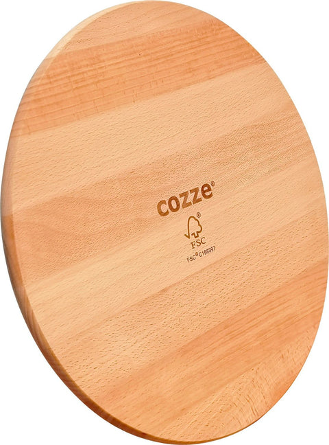 Das Cozze Pizzaschneidbrett 350x12mm aus Bambusholz besitzt eine glatte, hellfarbige, antibakterielle Oberfläche mit eingraviertem Cozze-Logo und FSC-Zertifizierung.