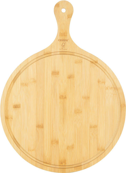 Das Cozze Pizzaschneidbrett m/Griff 350x20mm von Cozze ist ein rundes Holzbrett mit Griff, umlaufender Rille, Aufhänge-Loch und dezenter Markenprägung - ideal als Pizzabrett.