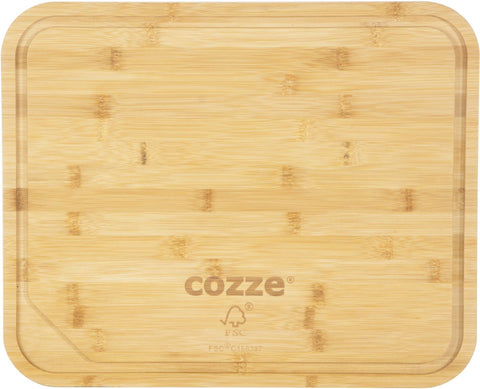 Das Cozze Pizzaschneidbrett 430x350x20mm ist ein rechteckiges Bambusbrett mit abgerundeten Ecken, einer Kantenrille und dem eingravierten "Cozze" sowie einem FSC-Zeichen. Perfekt für Holzpizzen oder zum Servieren von 17 Zoll-Pizzen. Marke: Cozze.