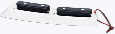 Der Cozze Pizzaschneider 32cm ist ein Pizzaschneider aus rostfreiem Stahl mit zwei schwarzen genieteten Griffen und einer braunen Lederaufhängeschlaufe. Der Schriftzug "Cozze" ist auf der Klinge leicht sichtbar und macht ihn ideal für die Zubereitung von Pizzeria-Stil und perfekt mit Ihrem Lieblings-Wiegemesser.