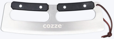 Der Cozze Pizzaschneider 32cm ist ein Pizzaschneider aus rostfreiem Stahl mit zwei schwarzen Griffen, großen Grifflöchern und einem braunen Lederriemen - ideal für die Zubereitung von Pizzaschnitten zu Hause wie in einer Pizzeria.