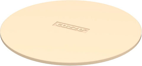 Der Cozze Pizzastein für 17 Zoll Pizzaofen Rotate 43cm von Cozze ist ein runder, beigefarbener Cordierit-Stein mit eingeprägtem "Cozze" in der Mitte. Seine glatte Oberfläche und die abgeschrägten Ränder sorgen für perfekt knusprige Pizzen - jedes Mal.