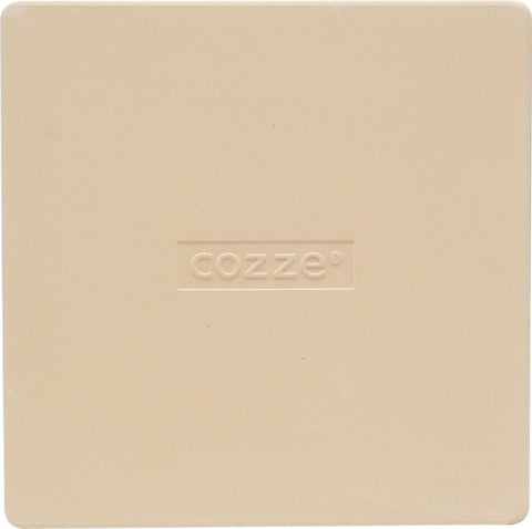 Der Cozze Pizzastein 43 × 43x1cm von Cozze ist ein beiger Cordierit-Pizzastein mit abgerundeten Kanten und "Cozze"-Prägung in der Mitte, ideal für Ihren 17 Zoll Pizzaofen.