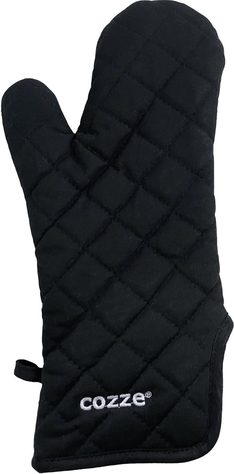 Der Cozze Grillhandschuh ist schwarz, hitzebeständig und besitzt einen rutschfesten Griff sowie verstärkten Daumenbereich. Nahe der Manschette ist der Markenname "cozze" in Weiß aufgestickt.
