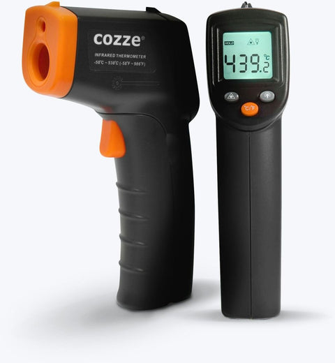 Zwei schwarze Cozze Infrarot-Thermometer mit Pistolengriff und orangefarbenen Akzenten; eines zeigt auf dem Display eine Temperatur von 439,2 °C - ideal für berührungslose Messungen bis zu 530 °C.