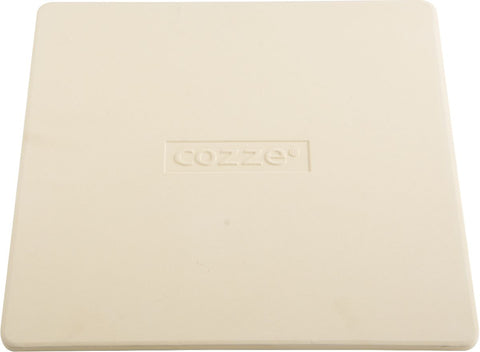 Der Cozze Pizzastein für Pizzaofen 34,5×34,5cm ist ein quadratischer beiger Cordierit-Pizzastein mit "Cozze"-Prägung in der Mitte, perfekt für die Verwendung in 13 Zoll Pizzaöfen.