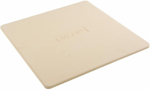 Der Cozze Pizzastein für Pizzaofen 34,5×34,5cm von Cozze ist ein quadratischer, beiger Cordierit-Pizzastein mit glatten, abgerundeten Kanten, "COZZE"-Prägung in der Mitte und einer flachen, unglasierten Oberfläche - ideal für Ihren 13 Zoll Pizzaofen.