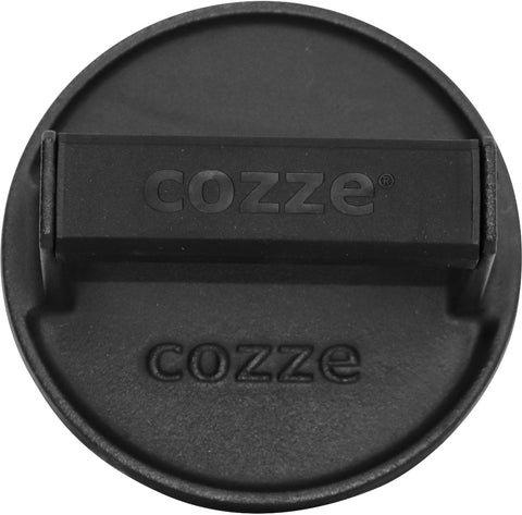 Die Cozze Burgerpresse / Fleischpresse 160x80mm ist ein schwarzes, rundes Gusseisenzubehör mit einem flachen Griff und dem "cozze"-Logo - perfekt für die Zubereitung von Smashburgern.