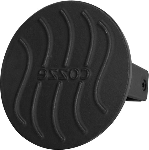 Die Cozze Burgerpresse, eine runde Presse aus schwarzem Gusseisen mit gewellten Rillen und COZZE-Prägung auf der Oberseite, verfügt über einen seitlichen Griff - ideal für perfekte Smashburger. Größe: 160x80mm. Marke: Cozze.