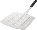 Die Cozze leichte Pizzaschaufel mit Löchern 66x30x30cm aus Aluminium ist ideal zum sicheren Übertragen von Pizzen in und aus dem Ofen.