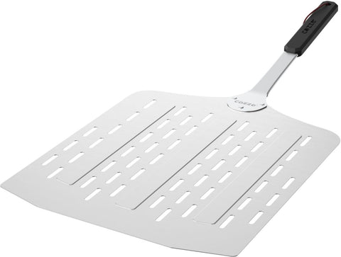 Die Cozze leichte Pizzaschaufel mit Löchern 76x40x35cm aus Aluminium verfügt über Belüftungslöcher und eignet sich ideal, um Pizzen mühelos in den Ofen zu schieben und herauszunehmen.