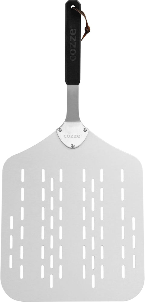 Die Cozze leichte Pizzaschaufel mit Löchern 60x28x28cm aus Aluminium sorgt dank vertikaler Schlitze für optimale Luftzirkulation-perfekt für deinen 13-Zoll-Pizzaofen. Mit schwarzem Griff, Lederschlaufe und Cozze-Branding.