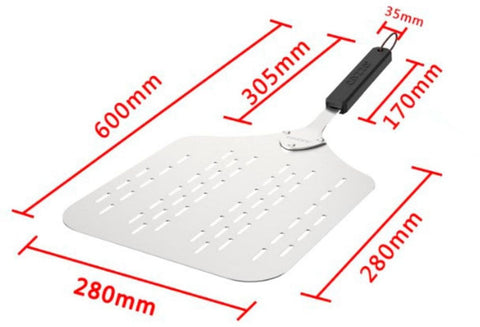Die Cozze leichte Pizzaschaufel mit Löchern aus Aluminium (60x28x28cm) eignet sich ideal für 13-Zoll-Pizzaöfen. Maße: Gesamtlänge 600mm, Schaufelbreite 280mm, Grifflänge 170mm, Schaufellänge 305mm, Griffbreite 35mm.