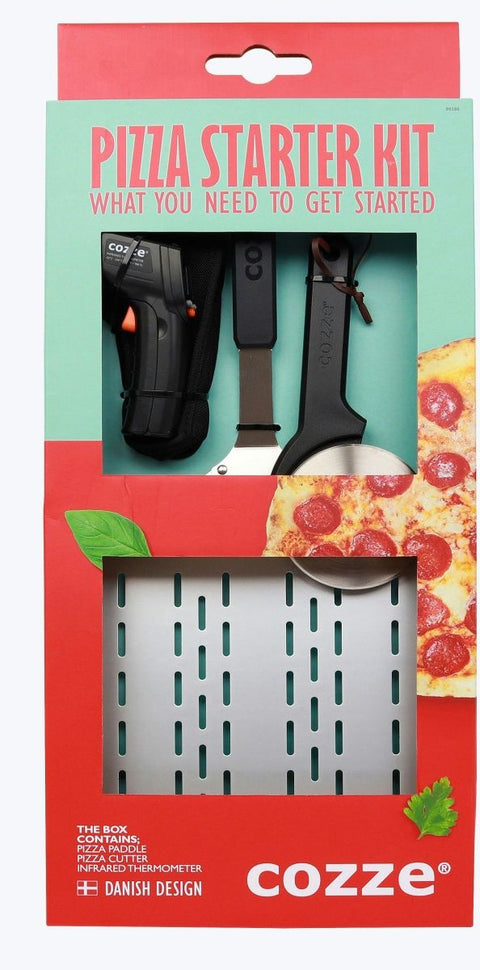 Eine rot-türkisfarbene Schachtel mit der Aufschrift "Cozze Starter-Set 3 Stück" zeigt einen Pizzaschaufel, ein Thermometer und einen Pizzaschneider neben einem Pizzabild. Die Marke "Cozze" und "Danish Design" erscheinen am unteren Rand.