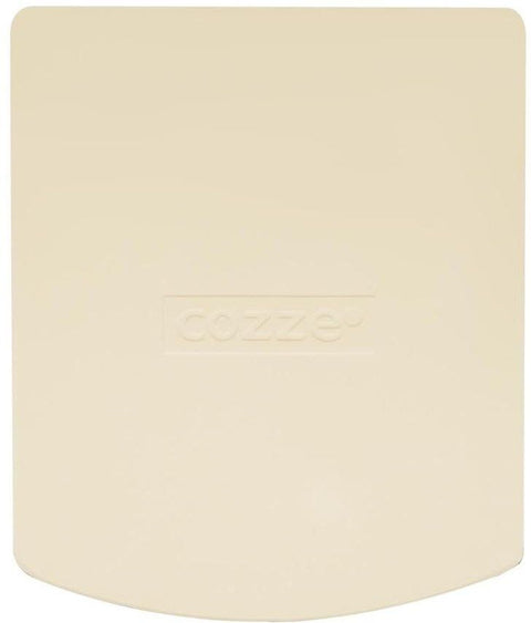 Der Cozze Pizzastein für 13 Zoll Pizzaofen CLASSIC ist ein rechteckiger beiger Cordieritstein mit abgerundeten oberen Ecken und "COZZE" Prägung in der Mitte, perfekt als Ersatzstein für Ihren Cozze 13 Zoll Pizzaofen.