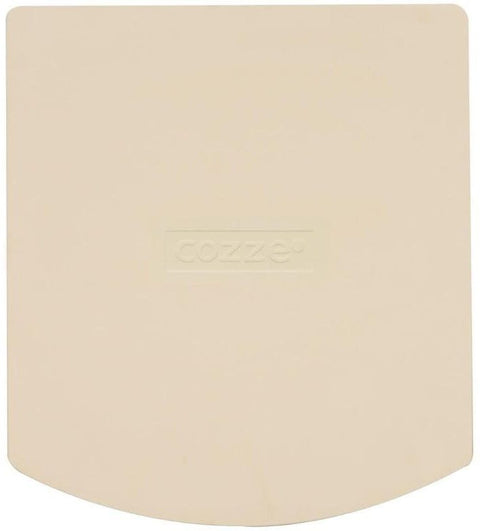 Ein beiger Cozze Pizzastein für 17 inch Pizzaofen CLASSIC von Cozze, rechteckig mit abgerundeten unteren Ecken und "cozze" Prägung in der Mitte.