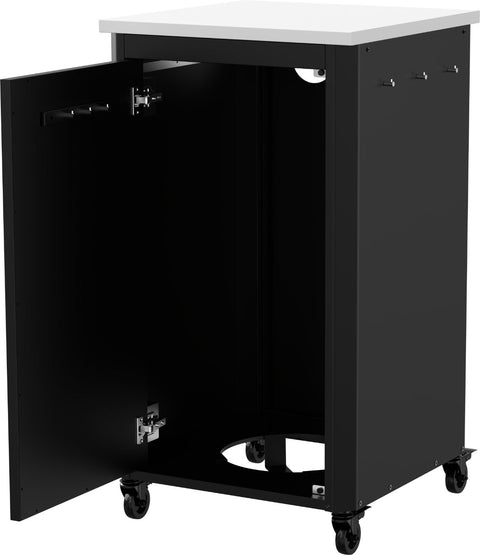 Die Cozze hohe Aussenküche 60 mit Edelstahlplatte von Cozze ist eine schwarze Metall-Aussenküche auf Rädern mit einer weißen Edelstahl-Tischplatte und einer offenen Vordertür mit leerem Innenraum und rundem Bodenausschnitt.